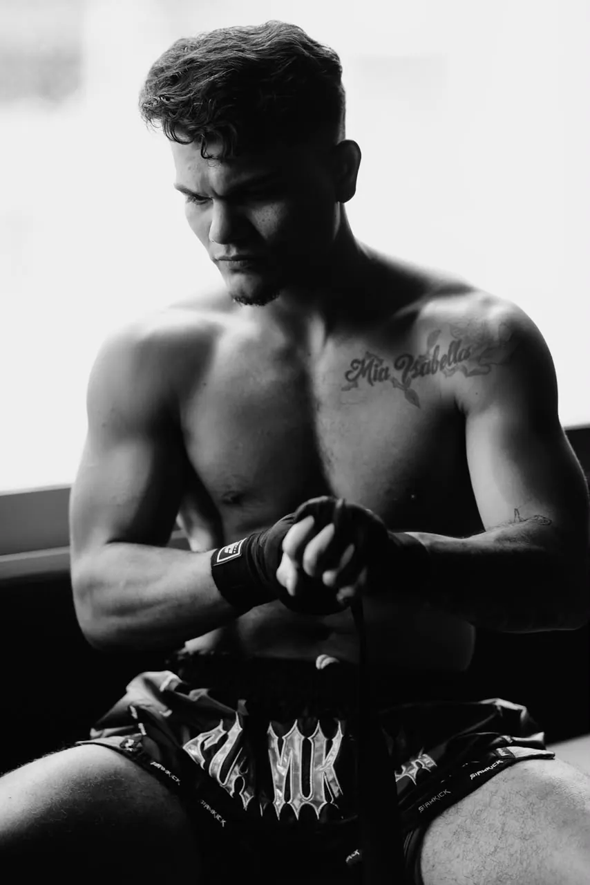 Ricardo Paredes vendándose las manos antes de entrenar Muay Thai